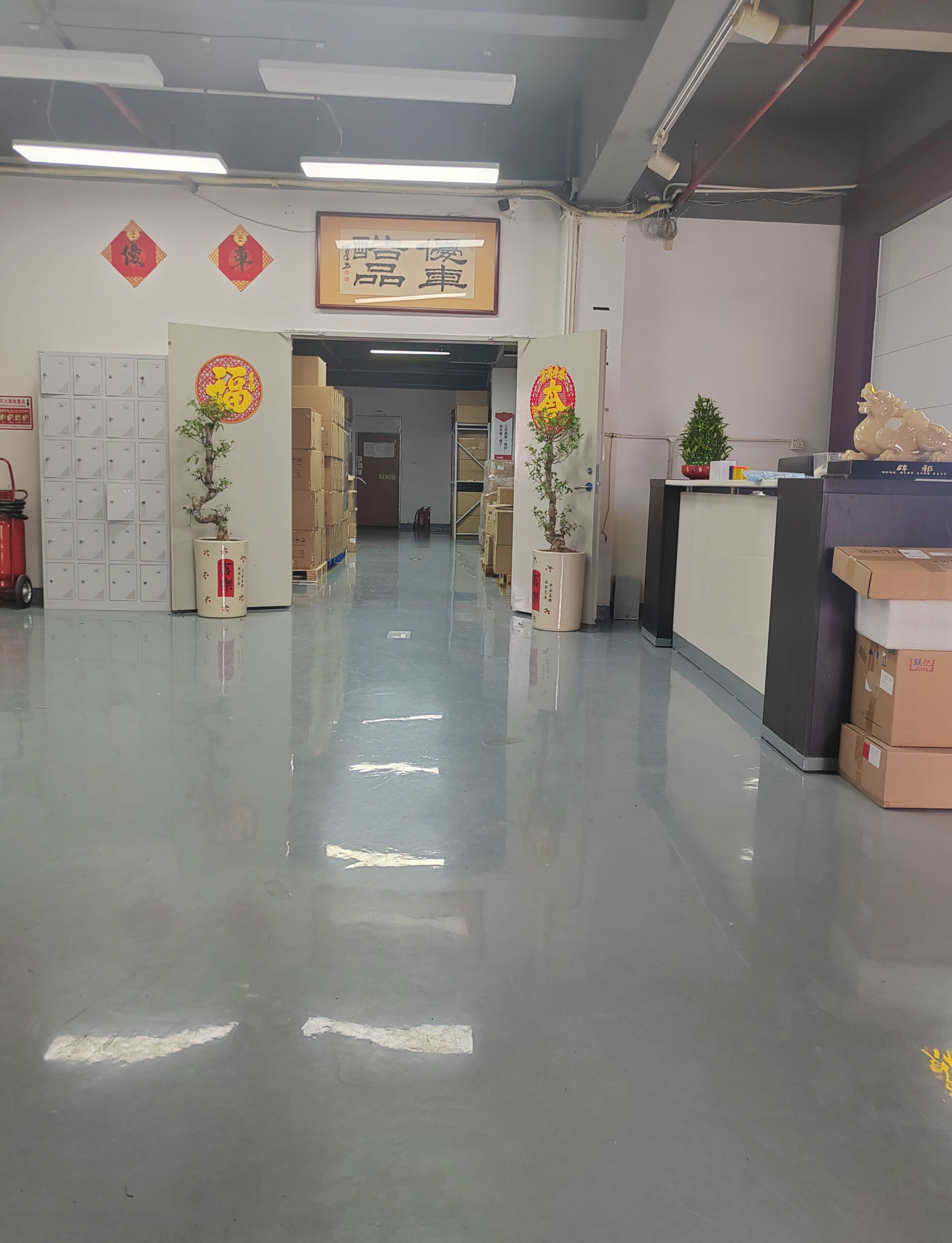 Front desk of taxi rear advertising machine manufacturer's factory
